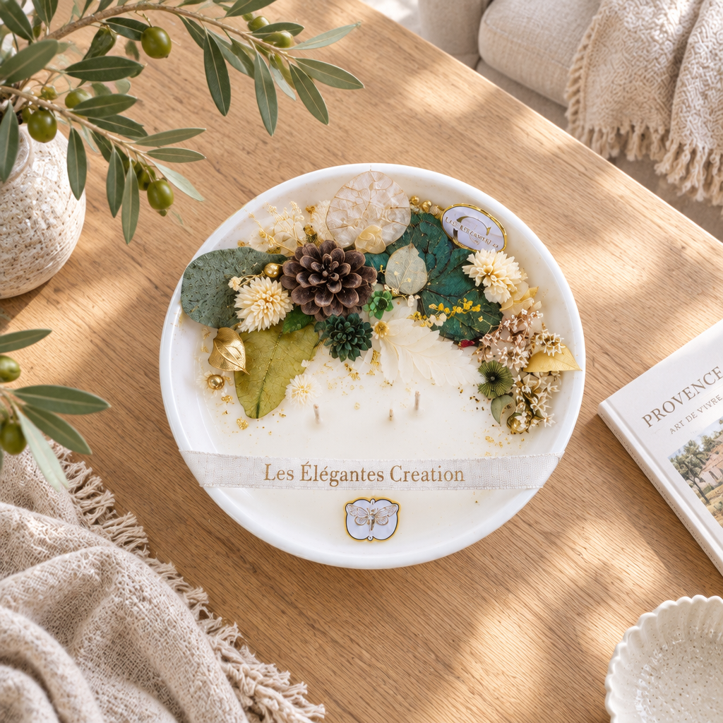 Bougie parfumée fleurie Cocooning vue de dessus, posée sur une table basse dans un salon lumineux