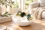 Bougie parfumée fleurie Cocooning posée sur une table basse dans un salon lumineux